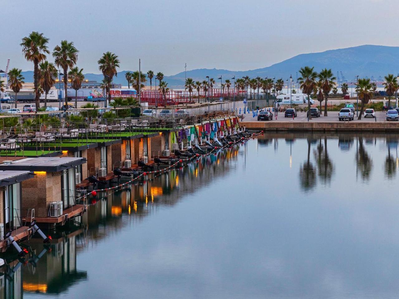 Boat Haus - Casas Flotantes Frente A Gibraltar Ξενοδοχείο La Línea de la Concepción Εξωτερικό φωτογραφία